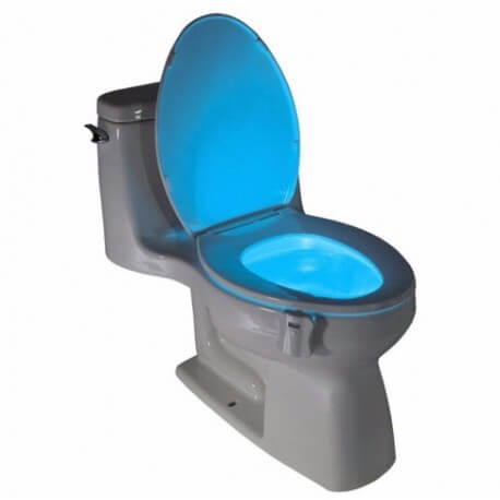 Des toilettes eclairé par une lumiere bleu voir ultraviolette
